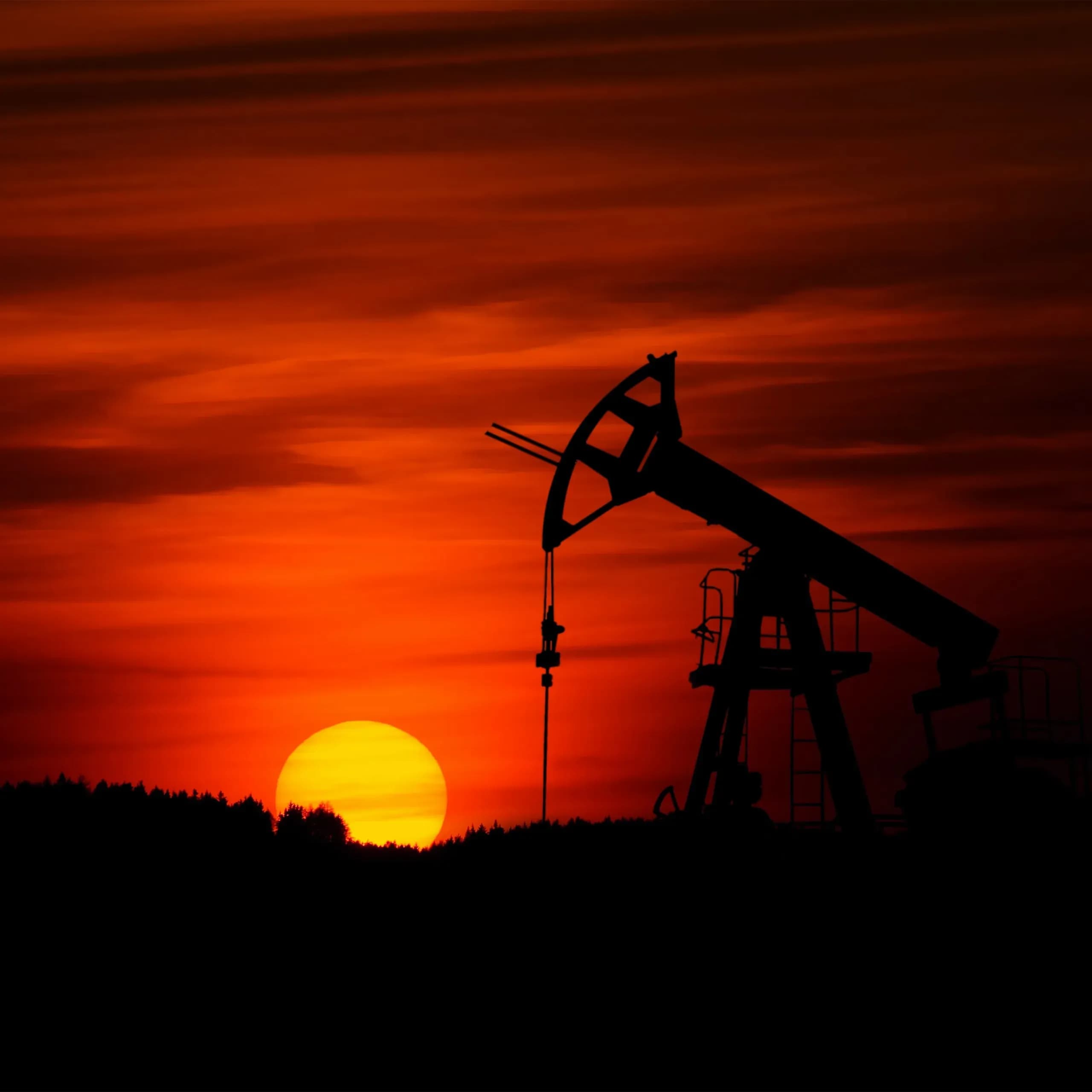 oil pump on the sunset